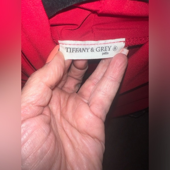 Sleeveless top with cross tie - Picture 3 of 3